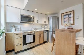 Victoria's Parliamentary Suite with Private Rooftop Patio & Harbour View - 4