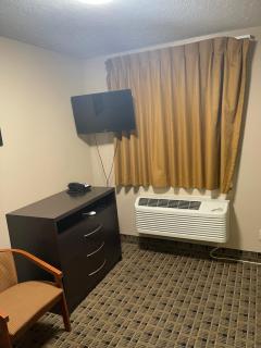 Economy Inn & Suites - Ashtabula - 5