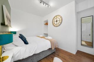 5 Bedroom House with Free Parking, Garden, Super Fast WiFi, Smart TVs with Virgin TV and Netflix by Yoko Property - Northampton - 2