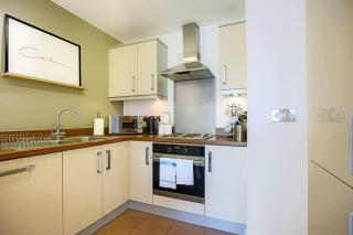 Luxury 1 Bedroom Apartment with Balcony - Central MK - Free Parking, Fast WiFi and Smart TV by Yoko Property - 1