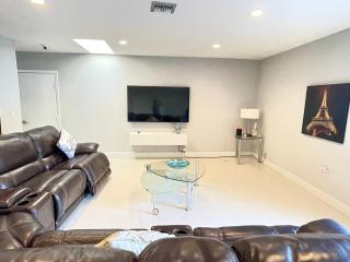 Modern Miami Oversized 3 Bedroom in Central Location - 1