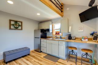 Studio with Loft, Hot Tub and Views in Marshall! - 4