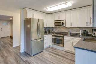 Modern Puyallup Townhome with Backyard and Fireplace - Puyallup - 3