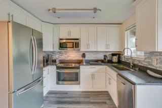 Modern Puyallup Townhome with Backyard and Fireplace - 2