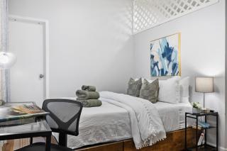 Sleek 2BR - Walking distance to Times Square - New York - 9