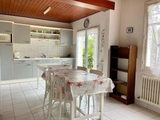 Maison de Pays avec Grand Jardin, Proche Centre et Plage - FR-1-231-294 - 8