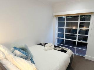 East Melbourne unit with courtyard - 7