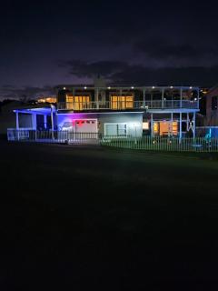 Surf n Sea Beachfront Holiday Home - Jeffreysbaai - 6