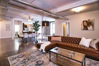 Huge 4BR Chicago Downtown Retreat Good for Groups Sleeps 10 Near McCormick Place and Field Museum - 0