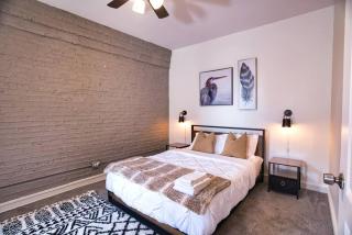 McCormick 4Br and 2Ba HUGE unit / sleeps 10 & with Optional parking - Chicago - 5
