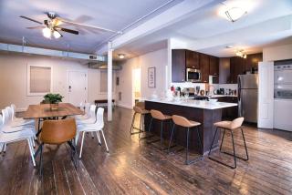 Huge 4BR with POOL TABLE Chicago Downtown Retreat Good for Groups Sleeps 10 Near McCormick Place and Field Museum - 8