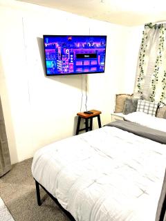 Two Bedroom Villa Studio with fireplace & Living room - Detroit - 7