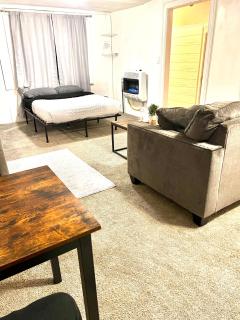 Two Bedroom Villa Studio with fireplace & Living room - Detroit - 5