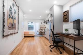 Ballard's Pet-Friendly Mid Century Home + Rooftop Deck - Seattle - 8