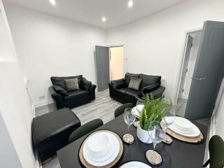 Modern & Spacious, 4 BR , 9ppl FREE WIFI & Parking - Liverpool - 1