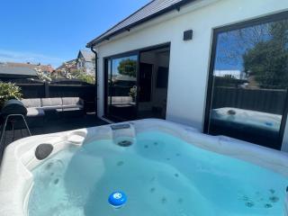 The Broadway Beach House with Hot tub - 3