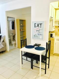 Stylish Montreal Apartment: Comfortable Stay in the Golden Square Mile - 5