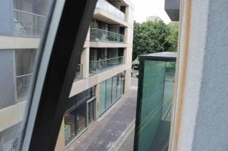 6 bedroom in a 3 apartment building complex, great for large group bookings, central London location - 9