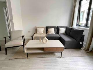 6 bedroom in a 3 apartment building complex, great for large group bookings, central London location - 8