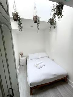 6 bedroom in a 3 apartment building complex, great for large group bookings, central London location - 7