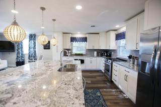 5 KING BEDS, 1Q 1Full P/O NEWLY REMODELED 2800 sq ft - Knoxville - 0