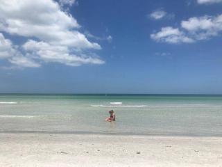 Ocean view balcony with heated pool - 0