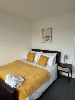 Spacious Comfortable 4 Bedroom House - 5