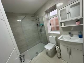 Separate One Bedroom Large Apartment in Slough - Slough - 8