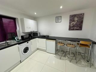 Separate One Bedroom Large Apartment in Slough - Slough - 4