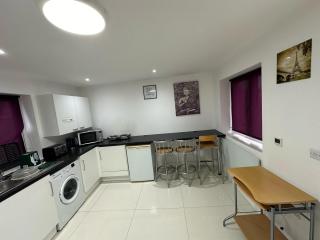 Separate One Bedroom Large Apartment in Slough - Slough - 3