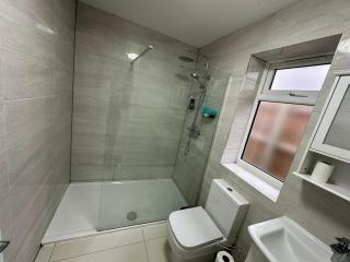 Separate One Bedroom Large Apartment in Slough - 2