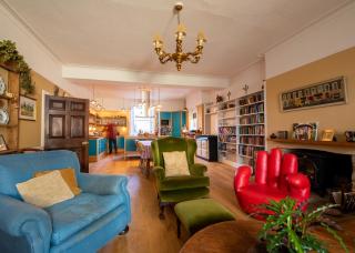 Wendover House XL Luxury Country Home near Silverstone, with Beautiful Gardens, Pool & Sauna - 8