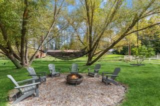 Open Sky Retreat - Hot Tub, Fire Pit, Large Yard, Comfy & Family Friendly - 0