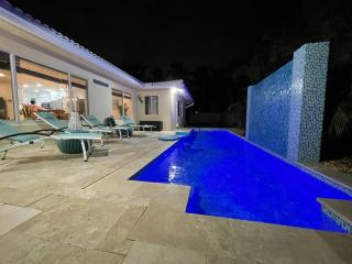 Walking distance to the beach 3Br House with 1 - 7
