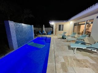 Walking distance to the beach 3Br House with 1 - 6