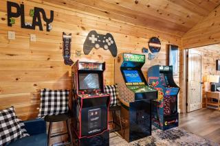 New Listing! Indoor Private Heated Pool, Less than 2 miles from Dollywood, Walk to Parkway, 4 Ensuite Bedrooms Sleeps 14, Dog Friendly, Game Room with TV, Arcade and Foosball, Hot Tub, BBQ, Smart TV and Wifi, Fully Loaded Kitchen, Washer and Dryer - 6