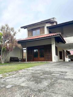 Casa com pátio, 7min apé até a beira da praia. - Florianópolis - 0