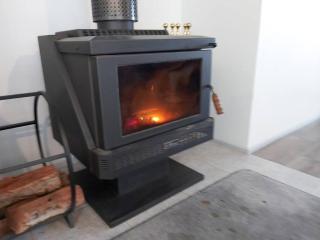 Cheerful 3 Bedroom House with cozy wood fire. - Inverloch - 3