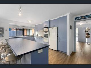 Cheerful 3 Bedroom House with cozy wood fire. - Inverloch - 8