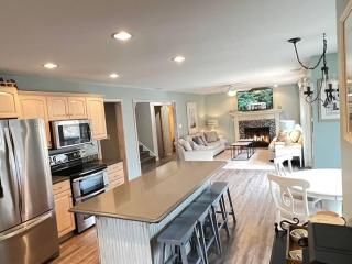 LakePath Beach House - XL hot tub, walk to beach - Coloma - 2