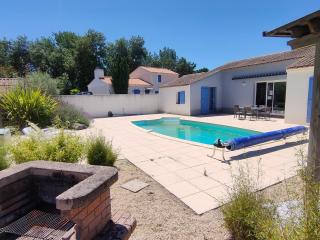 Maison avec Piscine Privée, Jardin Clos et Parking proche Plage et Forêt à Saint Jean de Monts - FR-1-323-468 - 9