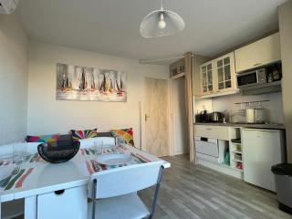 Appartement 2 pièces avec climatisation, terrasse et parking près des plages - FR-1-338-546 - 0