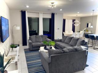 Mickeys Haven 5 Bdrm 4 Bath in Solterra 2355 - Davenport - 3