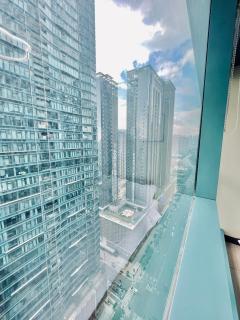 Thompson Suites - 2-beds, One Uptown Residences, 30F - XBOX & Netflix - Manila - 8