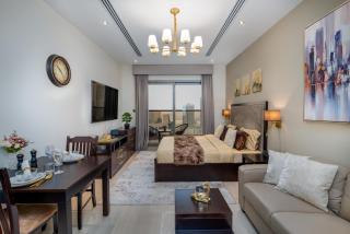 Modern Downtown Dubai Studio, Burj View from Pool - Dubai - 9