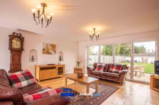 Tolkien View House in Oxford By Beds Away Short Lets & Serviced Accommodation With Outdoor Fireplace & Free Private Parking - Oxford - 3