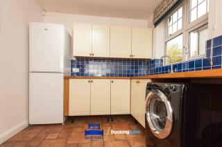 Tolkien View House in Oxford By Beds Away Short Lets & Serviced Accommodation With Outdoor Fireplace & Free Private Parking - Oxford - 2