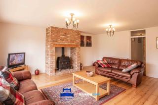 Tolkien View House in Oxford By Beds Away Short Lets & Serviced Accommodation With Outdoor Fireplace & Free Private Parking - Oxford - 6