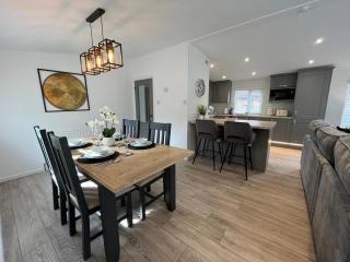 The Luxurious Langdale 6 Lodge at Park Dean White Cross Bay, Lake Windermere - 1