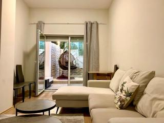 Modern family-size condo with private veranda-5min to the lake - Tirana - 0